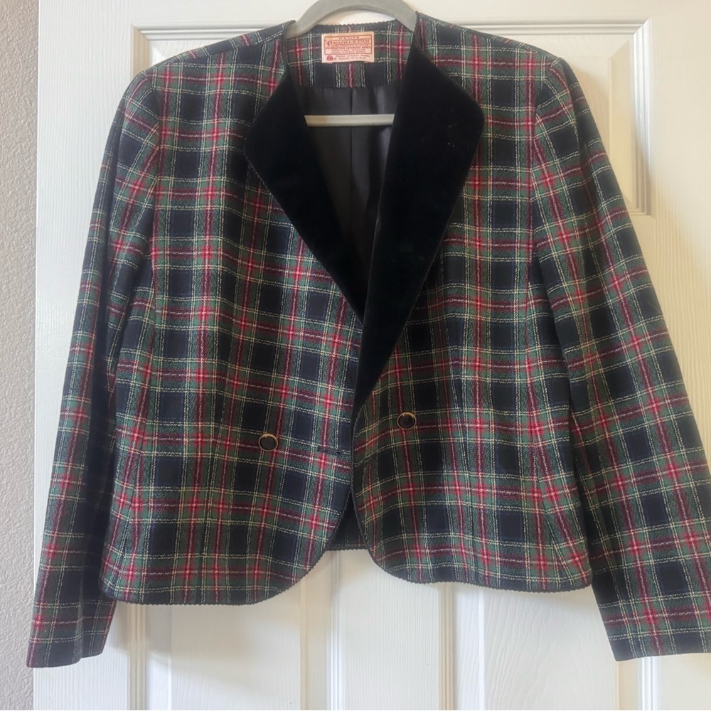 Woman’s vintage Pendleton blazer with velvet collar
Size 12 (vintage)